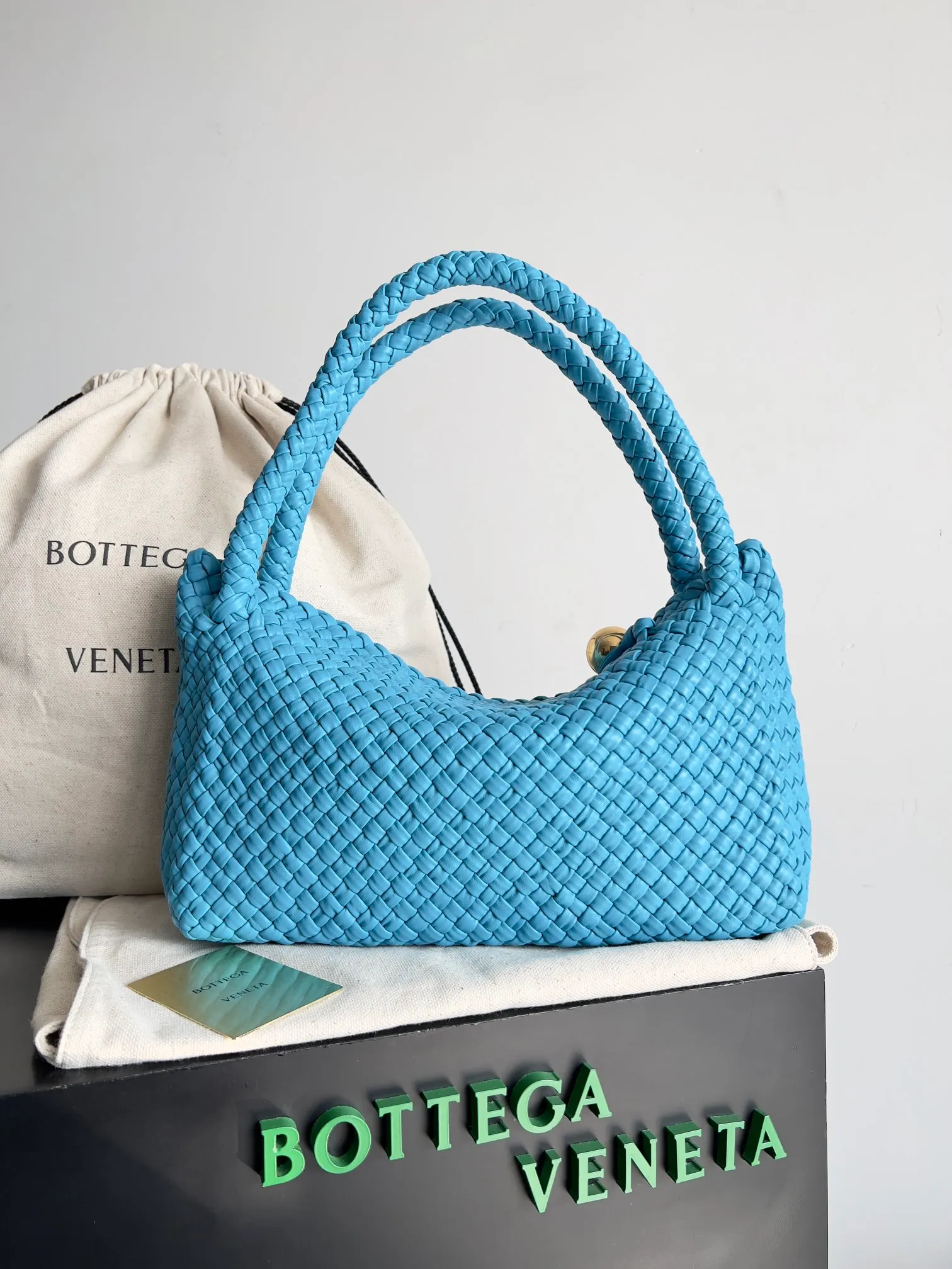 Batch 5760 BV collectible small woven handbags are really YYDS!! Bottega Veneta’s most classic small woven handbags are back! ! We use the highest quality leather with the highest craftsmanship❤️ to create the most expensive works. We have created the original Intrecciato leather weaving process❤️ This unique traditional exclusive leather weaving method has not only become our logo but also reflects the time-consuming and labor-intensive craftsmanship of our products❤️ The new TOSCA handbag must be a selection worth collecting🆕 Style number: 716974 Size: 27*9*18cm